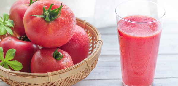 トマトジュースを朝に飲む効果とは？血糖値改善や日焼け対策に役立ちます！