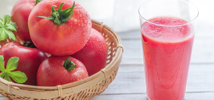 トマトジュースを朝に飲む効果とは？血糖値改善や日焼け対策に役立ちます！